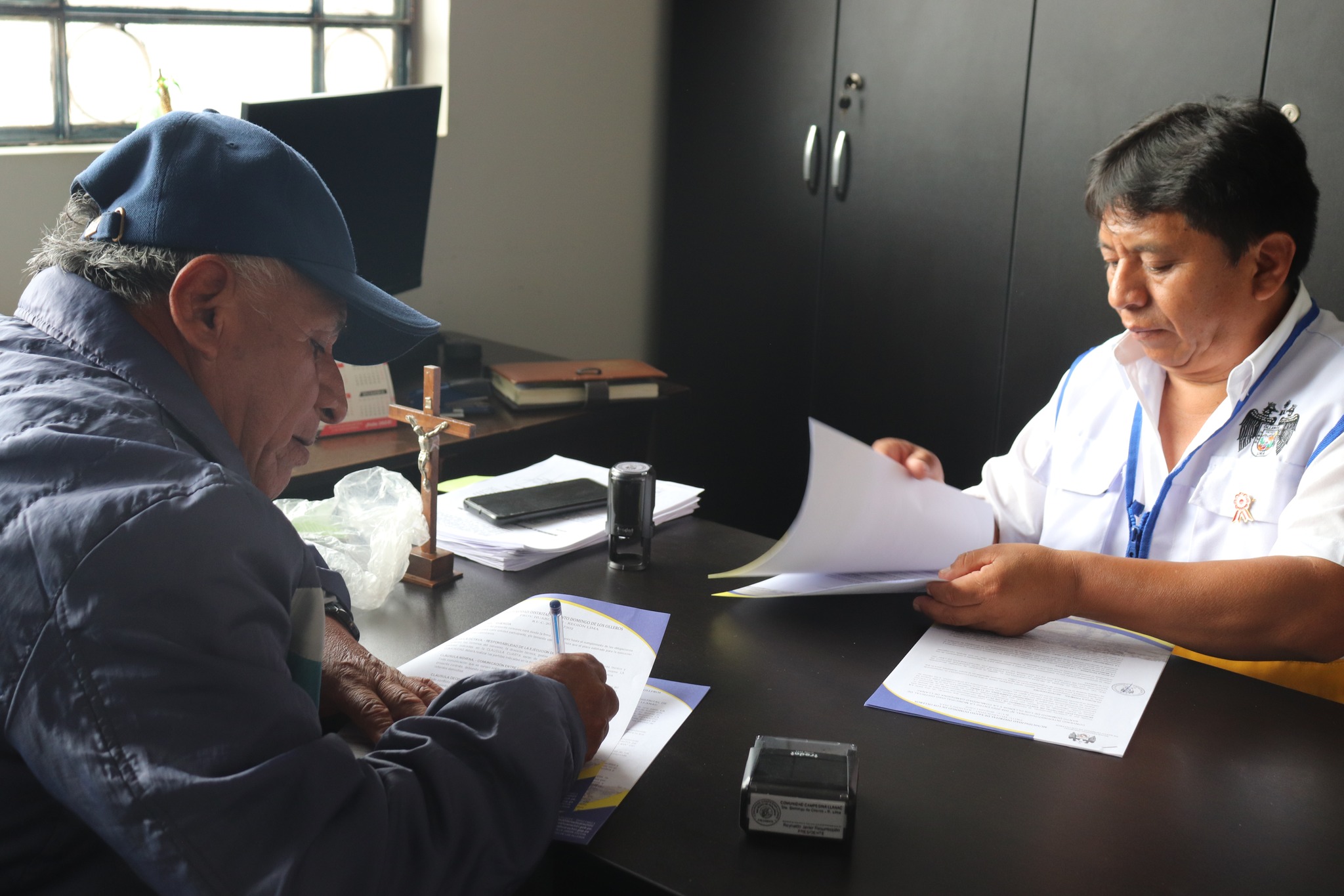 Alcalde Jorge Obispo Firma el Convenio Interinstitucional Con el Presidente de la Comunidad Campesina de Llanac