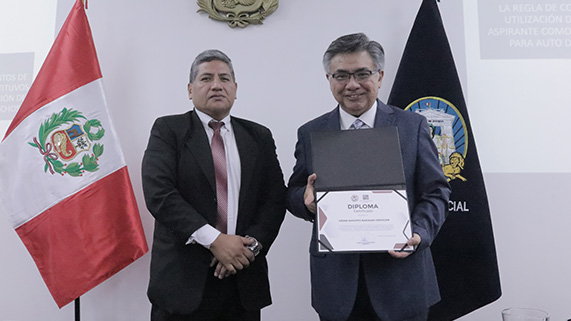 El abogado especialista en Derecho Penal, César Nakasaki Servigón, presentó taller“Problemas de actuación y valoración de la prueba testifical, testigo protegido, testigo colaborador y testigo impropio”. expuso en taller por dia del Juez