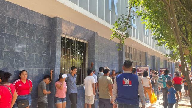 Cola de personas para ingresar a oficina de Reniec