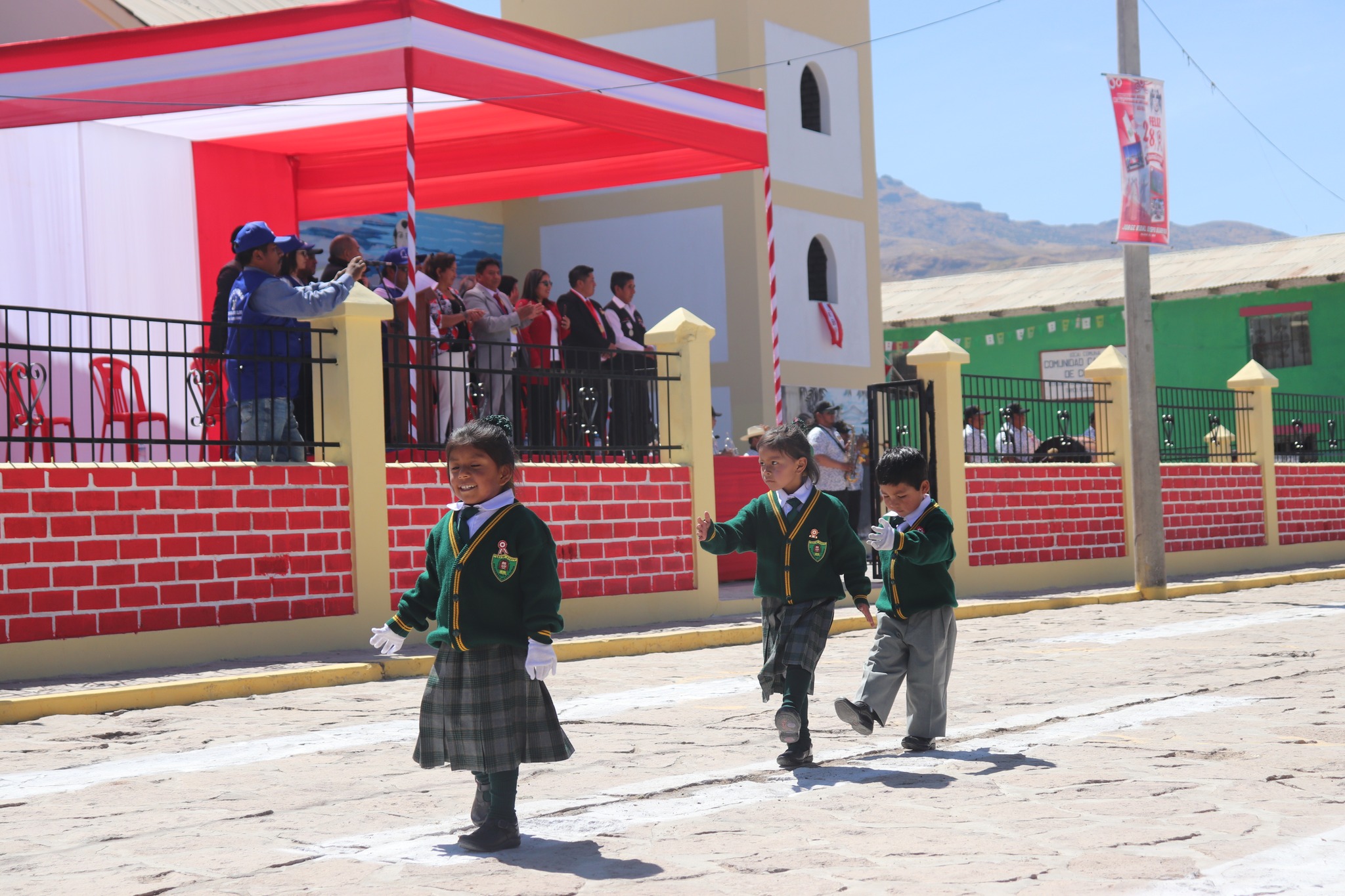 Se Realizó el Desfile para Conmemorarse los 202 Años de la Independencia del Perú en la Capital del Distrio de Olleros.