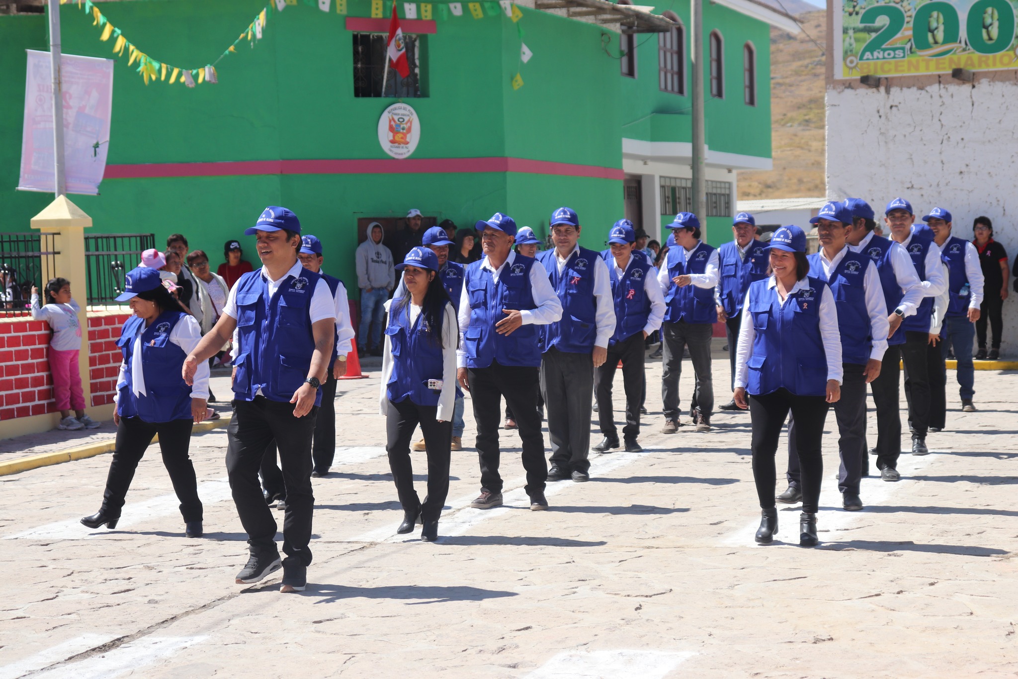 Se Realizó el Desfile para Conmemorarse los 202 Años de la Independencia del Perú en la Capital del Distrio de Olleros.
