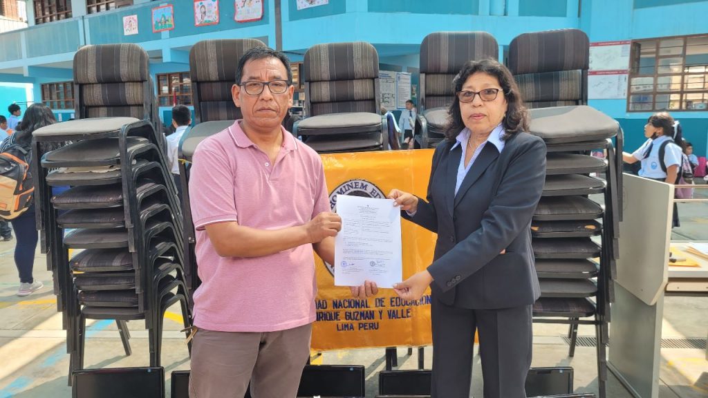 En representación de la UNE, el jefe de la Unidad de Control Patrimonial, Lic. Alejandro Checasaca Mamani, hizo la entrega oficial de los bienes muebles a los directores de las instituciones educativas de la Ugel 06.
