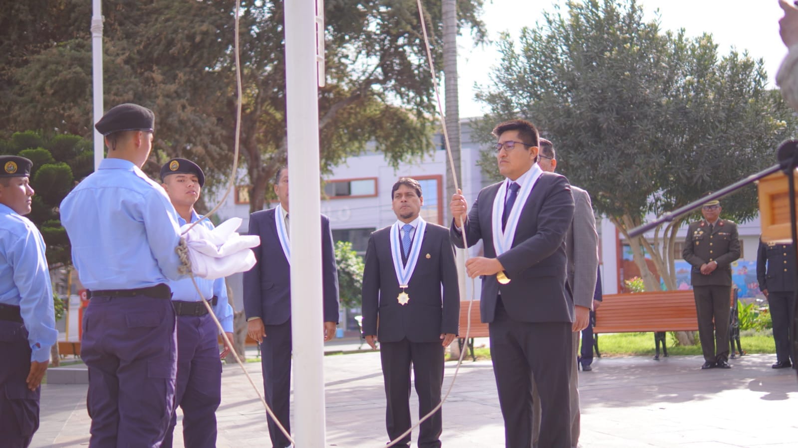 Acompañaron en la ceremonia representantes de distintas instituciones, regidores y público en general.