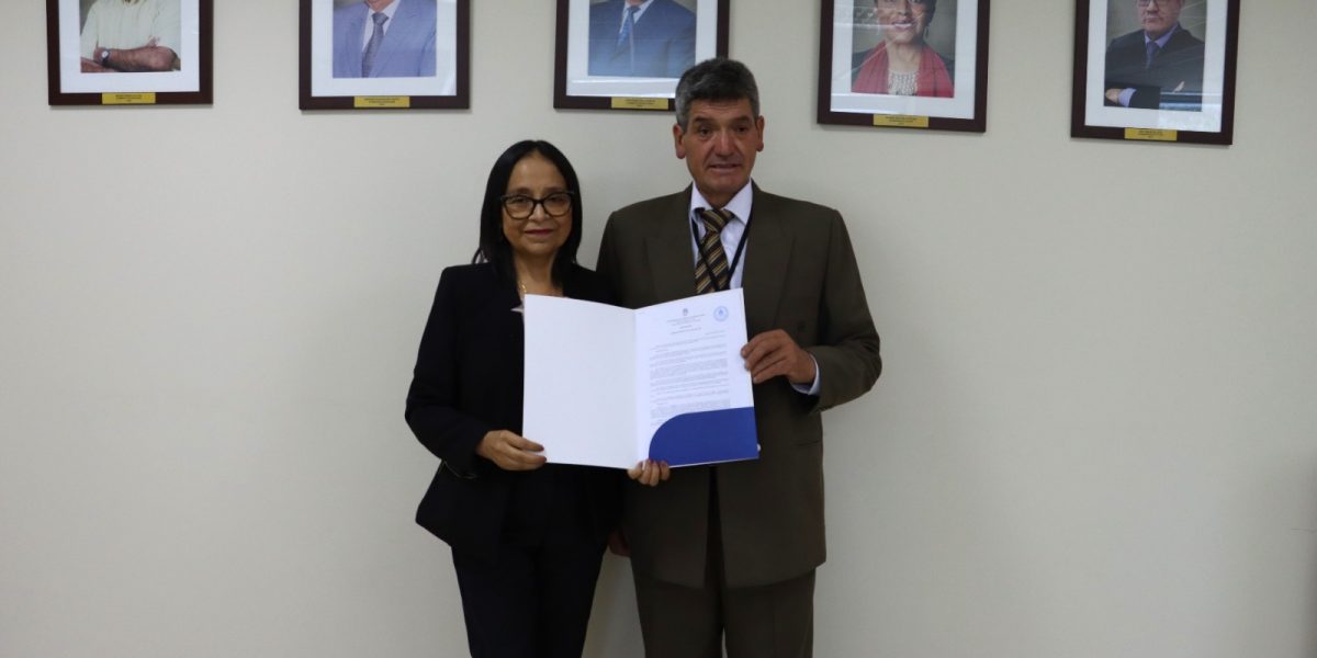 Rectora Lida Asencios Trujillo y alcalde Jorge Trujillo León muestran el convenio marco suscrito por la UNE y la Municipalidad de Huamantanga.