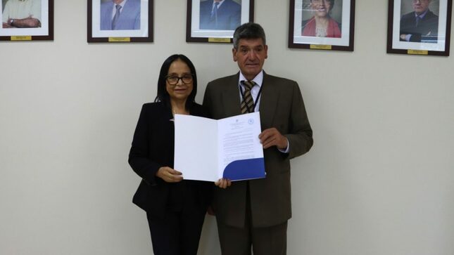 Rectora Lida Asencios Trujillo y alcalde Jorge Trujillo León muestran el convenio marco suscrito por la UNE y la Municipalidad de Huamantanga.