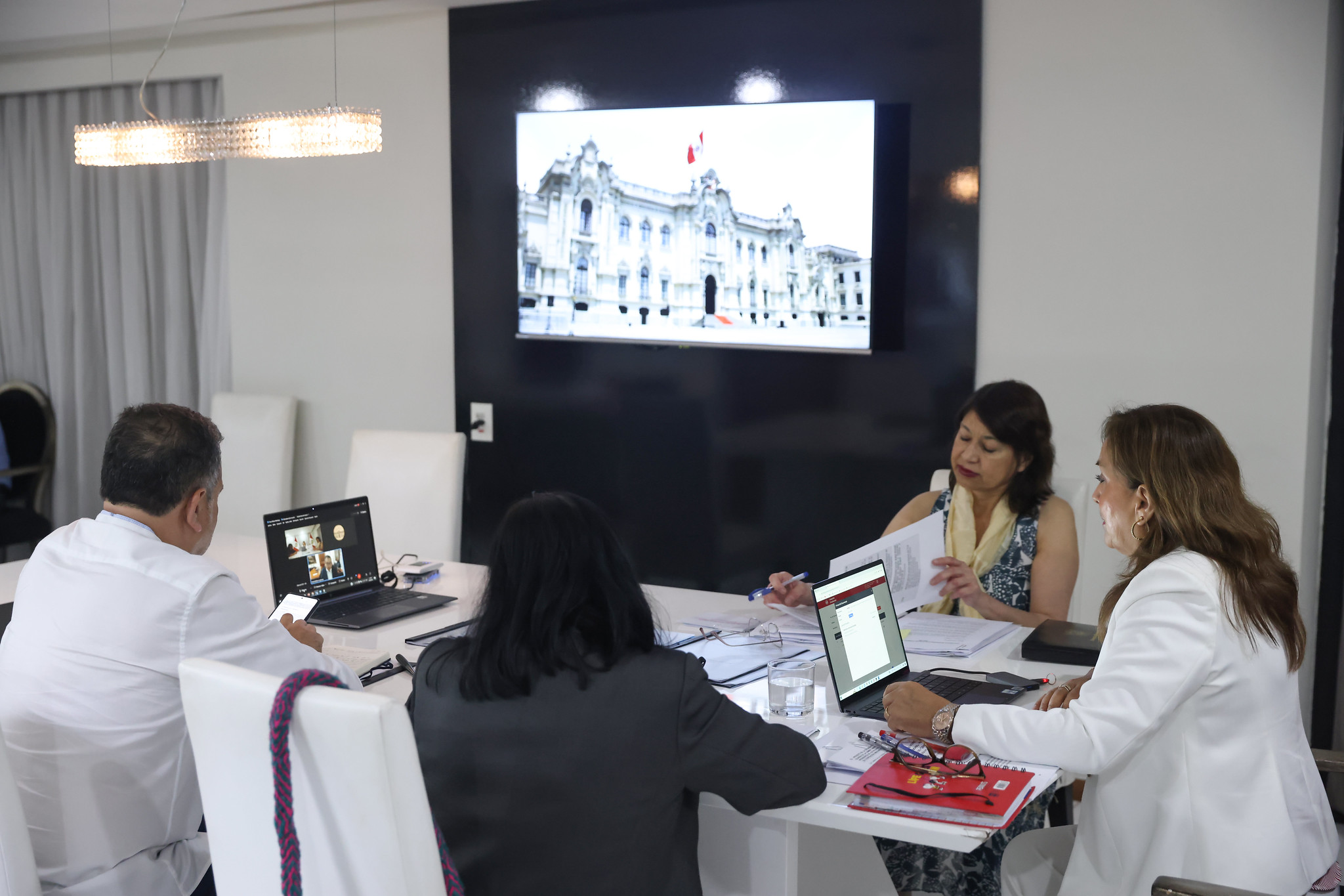 Foto de la presidenta Boluarte realizando gestión remota del despacho de la Presidencia de la República, desde Brasil.