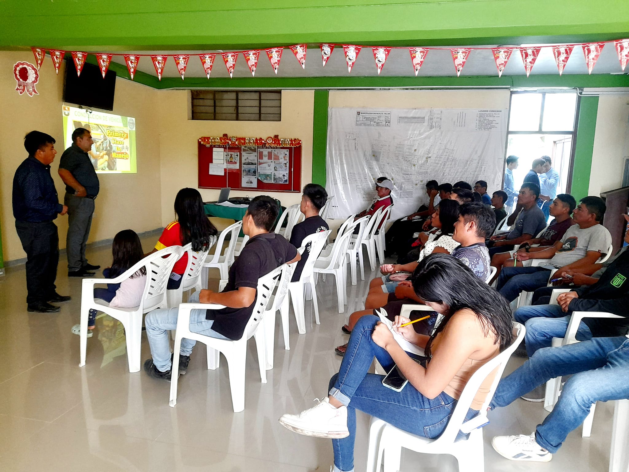 Inicio de las Clases Teoricas Para Aprender a Conducir Vehiculos Mayores