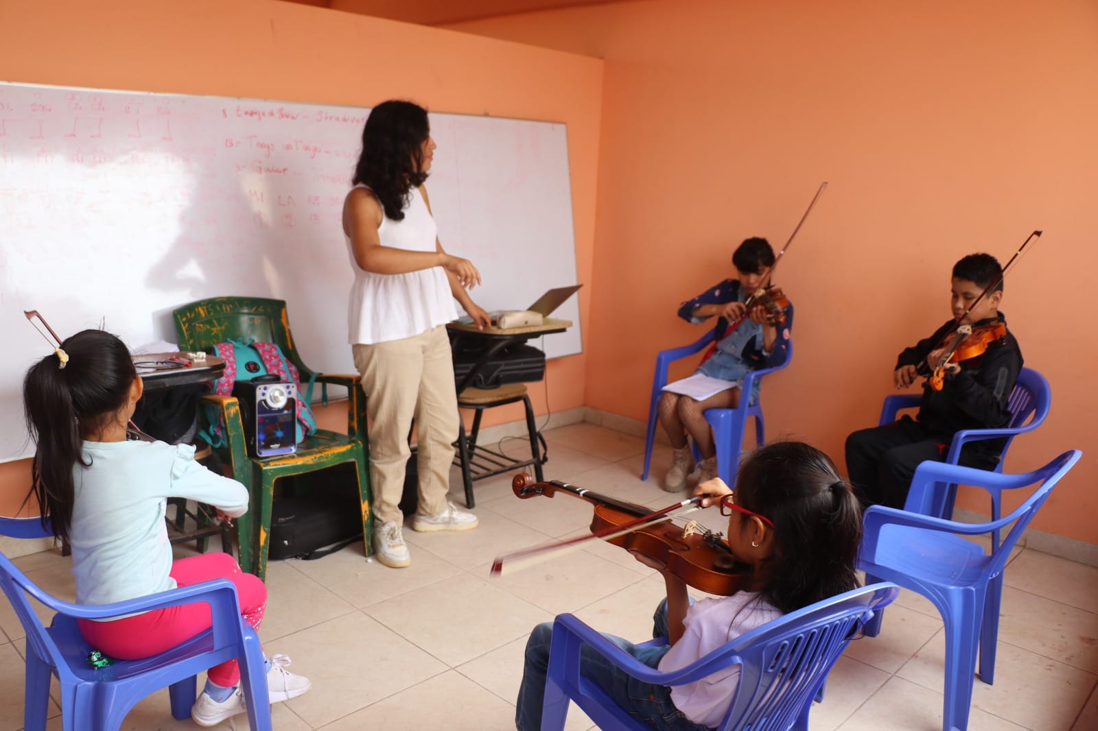 NIÑOS Y ADOLESCENTES RECIBEN CLASES  DE ORATORIA, GUITARRA, CANTO, BAILE MODERNO Y VIOLÍN EN EL TALLER DENOMINADO "ARTE Y CULTURA PARA HUAURA" 