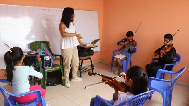 NIÑOS Y ADOLESCENTES RECIBEN CLASES  DE ORATORIA, GUITARRA, CANTO, BAILE MODERNO Y VIOLÍN EN EL TALLER DENOMINADO "ARTE Y CULTURA PARA HUAURA" 