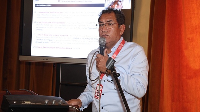 Oscar Villacorta Domínguez, gerente del PLANDET, expuso ante el Concejo Municipal el proyecto ordenanza del planeamiento integral del área para el relleno sanitario de Trujillo, el que fue aprobado por mayoría.