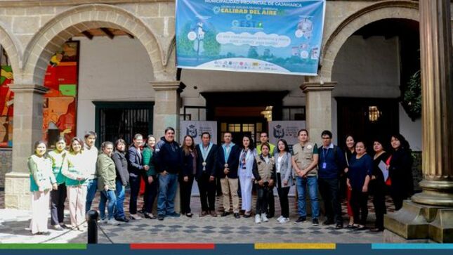 La Municipalidad Provincial de Cajamarca,a través de la gerencia de Desarrollo Ambiental, en coordinación con la subgerencia de Gestión Ambiental y el grupo de trabajo Gesta, vienen realizando diversas actividades por la semana Internacional de la calidad del aire.
👉Mediante ordenanza municipal N° 841- CMPC 2023 se crea el Grupo de Trabajo GESTA ZONAL DEL AIRE, el mismo que involucra a diferentes instituciones que trabajan por el cuidado del aire.  Este importante trabajo surge a medida que el Ministerio del Ambiente Mediante Resolución Ministerial  339 – 2012  declara a Cajamarca como 𝐙𝐨𝐧𝐚 𝐝𝐞 𝐀𝐭𝐞𝐧𝐜𝐢𝐨́𝐧 𝐏𝐫𝐢𝐨𝐫𝐢𝐭𝐚𝐫𝐢𝐚.
🍃Es por ello que, se viene realizando diferentes actividades para celebrar el día internacional del aire que se conmemora el 11 de agosto. Dentro de las actividades planificadas está la bicicleteada interinstitucional, campañas de arborización y conferencias de concientización.
🤝La gestión del alcalde provincial, Joaquín Ramírez Gamarra, esta sumamente  comprometida en impulsar estrategias que mejoren la calidad de aire en nuestra ciudad para proteger y mantener en buen estado la salud de miles de cajamarquinos.
🗣Agradecemos también la participación y activa colaboración de nuestros regidores Jorge Rojas y Eugenio Cruzado, por estar comprometidos en el trabajo conjunto para mejorar la ciudad. Además, saludamos la participación del grupo AZES que siempre han mostrado un compromiso por cuidar el medio ambiente.