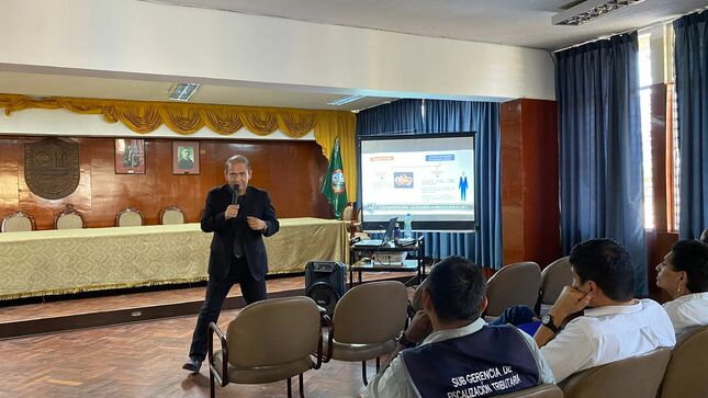 Municipalidad De Sullana Dicta Charla De Capacitación Sobre Recaudación Y Fiscalización A Su Personal