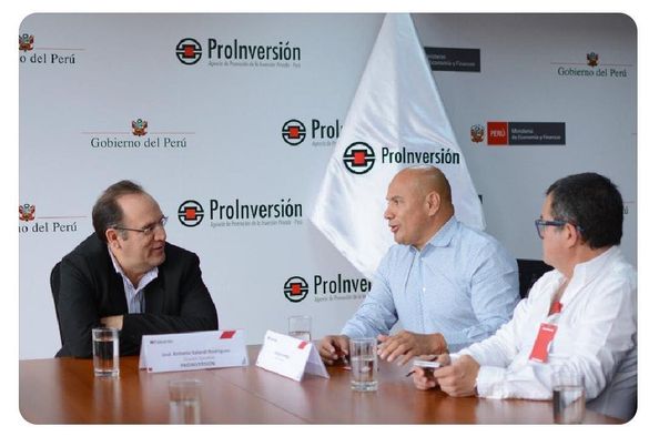 El alcalde provincial de Cajamarca, Joaquin Ramírez Gamarra, se reunió con el titular de Proinversion, José Salardi y su equipo técnico para conocer el avance en el desarrollo de los proyectos de agua y saneamiento para Cajamarca.
👉🏻Asimismo, el director ejecutivo comentó sobre los diversos proyectos de alto impacto  que la primera autoridad edil viene gestionando proyectos como la Casa Belén y  la construcción de pozos tubulares que dotarán de agua potable a más de 100 mil familias en toda la ciudad.