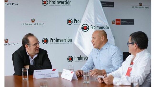 El alcalde provincial de Cajamarca, Joaquin Ramírez Gamarra, se reunió con el titular de Proinversion, José Salardi y su equipo técnico para conocer el avance en el desarrollo de los proyectos de agua y saneamiento para Cajamarca.
👉🏻Asimismo, el director ejecutivo comentó sobre los diversos proyectos de alto impacto  que la primera autoridad edil viene gestionando proyectos como la Casa Belén y  la construcción de pozos tubulares que dotarán de agua potable a más de 100 mil familias en toda la ciudad.