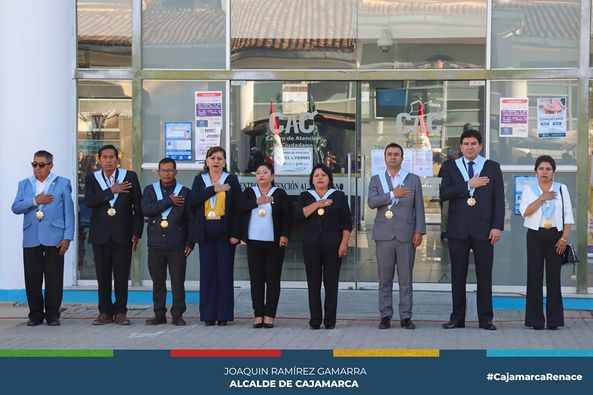 El pleno del concejo provincial 2023-2026 y el gerente de Seguridad Ciudadana realizaron el izamiento del pabellón nacional y la bandera de Cajamarca, contando con la participación de funcionarios y trabajadores de la Municipalidad Provincial de Cajamarca.