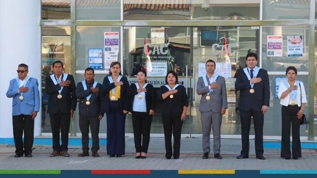 El pleno del concejo provincial 2023-2026 y el gerente de Seguridad Ciudadana realizaron el izamiento del pabellón nacional y la bandera de Cajamarca, contando con la participación de funcionarios y trabajadores de la Municipalidad Provincial de Cajamarca.