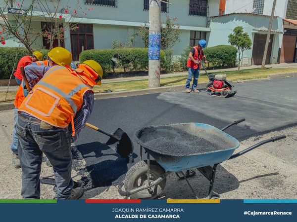 La Municipalidad Provincial de Cajamarca, continúa el programa "RENACE" en la zona urbana involucrando a los 24 sectores de Cajamarca.
✅En esta oportunidad se continua realizando trabajos de mantenimiento de pistas en toda la urbanización el ingenio para mejorar la transitabilidad vehicular de esta zona.