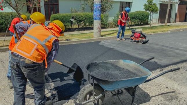 La Municipalidad Provincial de Cajamarca, continúa el programa "RENACE" en la zona urbana involucrando a los 24 sectores de Cajamarca. 
✅En esta oportunidad se continua realizando trabajos de mantenimiento de pistas en toda la urbanización el ingenio para mejorar la transitabilidad vehicular de esta zona. 