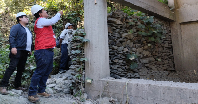 La Contraloría General alertó sobre deficiencias en la construcción de un salón de usos múltiples destinado a actividades socio-culturales en la comunidad campesina de Mororia, distrito de Sandia, lo que podría ocasionar un deterioro en la infraestructura, los propósitos para los cuales fue construido y la finalidad pública de la inversión realizada.