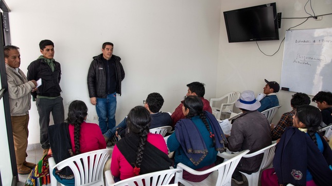 Servidores de la Unidad Ejecutora desarrollando la charla informativa