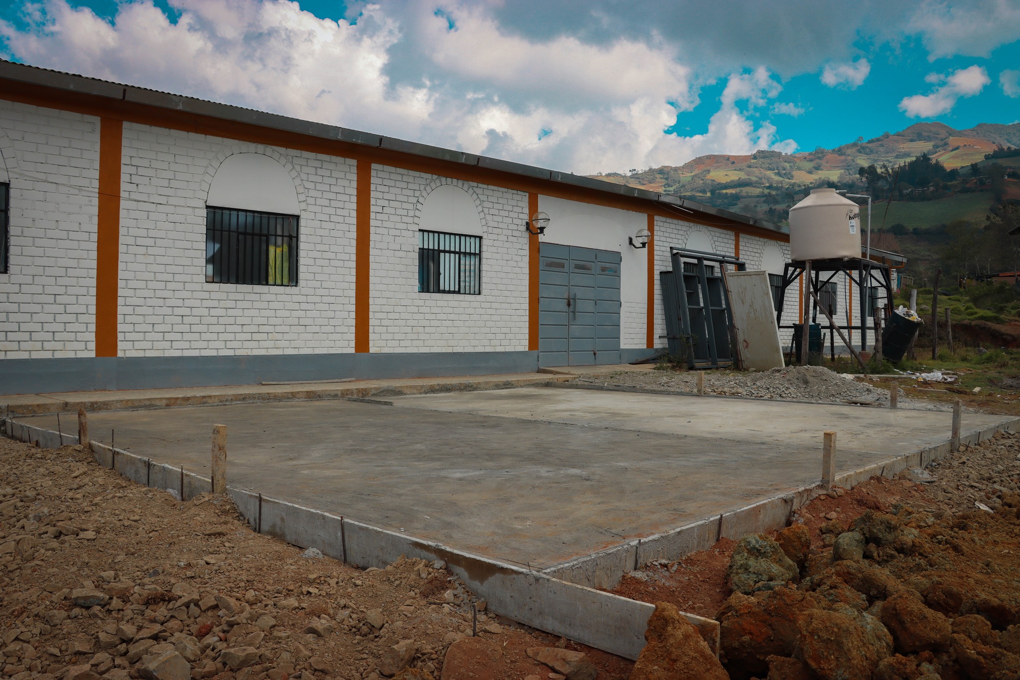 La salud es un derecho que le asiste a cada ciudadano, por ello, ante la solicitud de la Micorred de Salud Pillao, realizamos la construcción de una losa para la instalación de módulos de atención en el Centro de Salud de San Pablo de Pillao.
Además, a través del programa Lurawi Perú, la Municipalidad Distrital de San Pablo de Pillao ejecutará, en los próximos días, la actividad “Limpieza, mantenimiento y acondicionamiento del Centro de Salud de Pillao”.