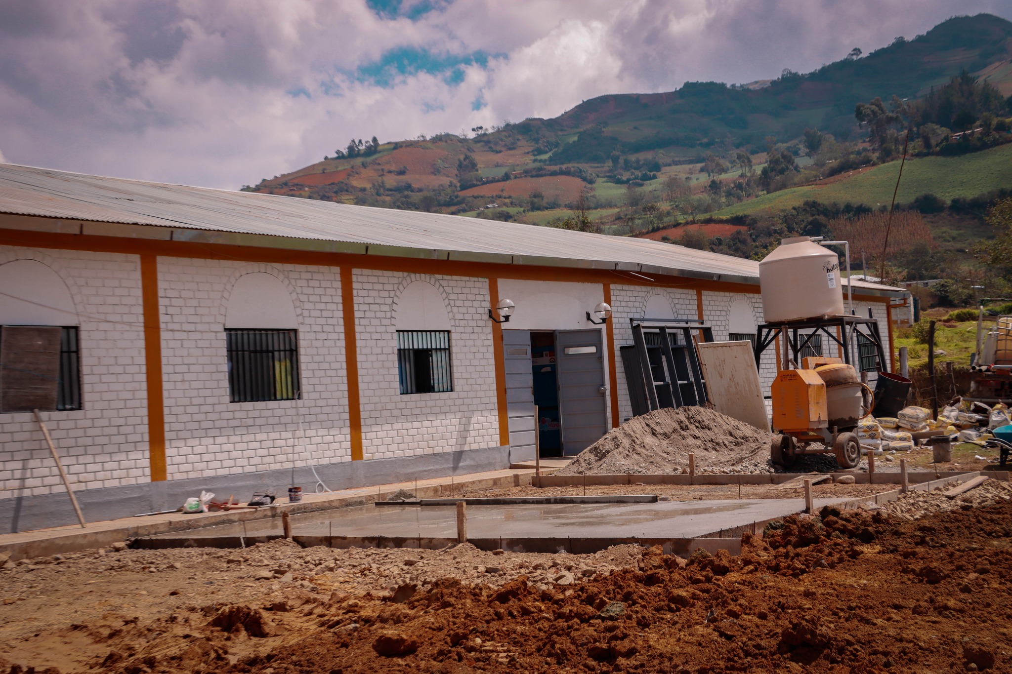 La salud es un derecho que le asiste a cada ciudadano, por ello, ante la solicitud de la Micorred de Salud Pillao, realizamos la construcción de una losa para la instalación de módulos de atención en el Centro de Salud de San Pablo de Pillao.
Además, a través del programa Lurawi Perú, la Municipalidad Distrital de San Pablo de Pillao ejecutará, en los próximos días, la actividad “Limpieza, mantenimiento y acondicionamiento del Centro de Salud de Pillao”.