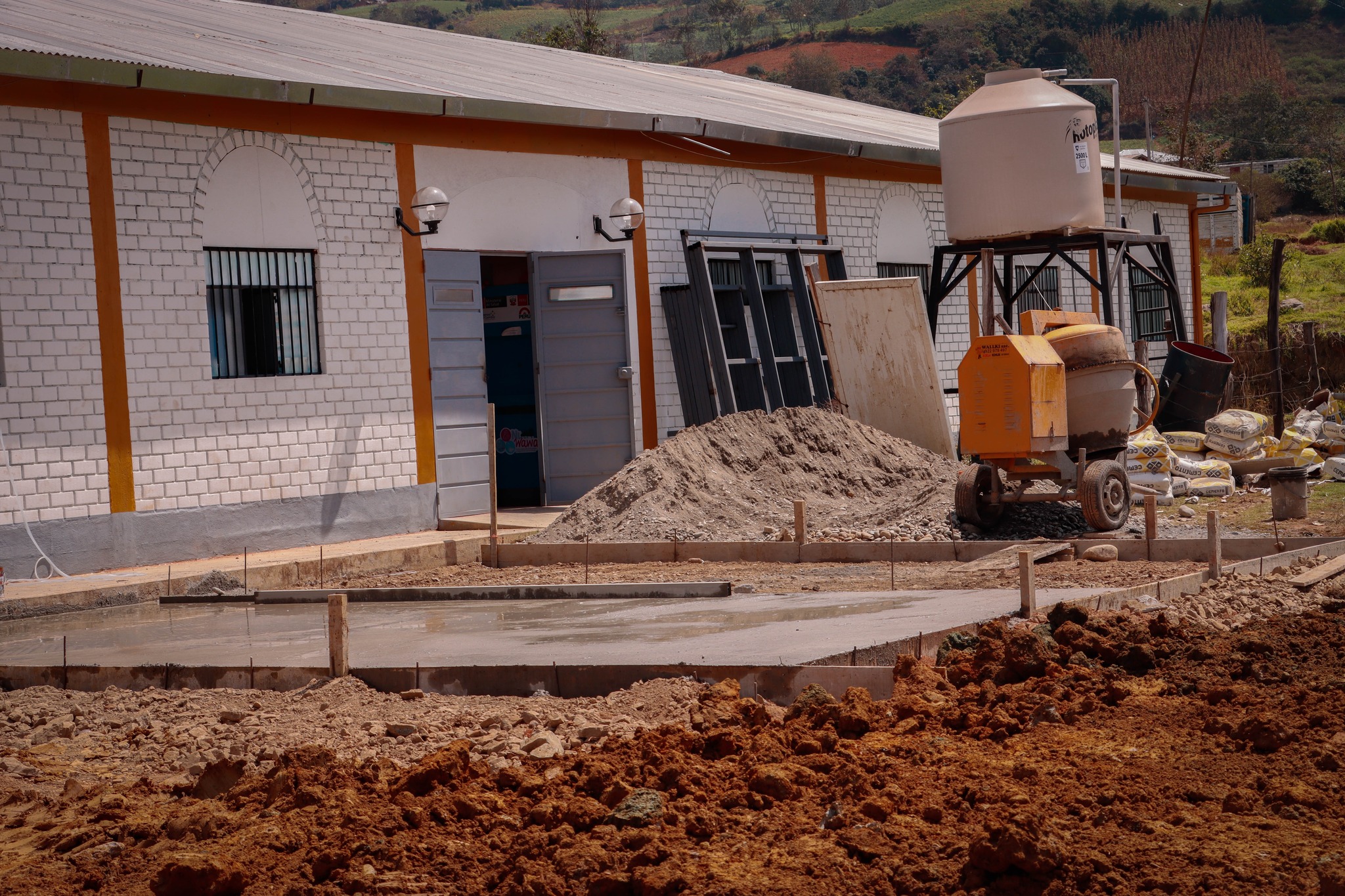 La salud es un derecho que le asiste a cada ciudadano, por ello, ante la solicitud de la Micorred de Salud Pillao, realizamos la construcción de una losa para la instalación de módulos de atención en el Centro de Salud de San Pablo de Pillao.
Además, a través del programa Lurawi Perú, la Municipalidad Distrital de San Pablo de Pillao ejecutará, en los próximos días, la actividad “Limpieza, mantenimiento y acondicionamiento del Centro de Salud de Pillao”.