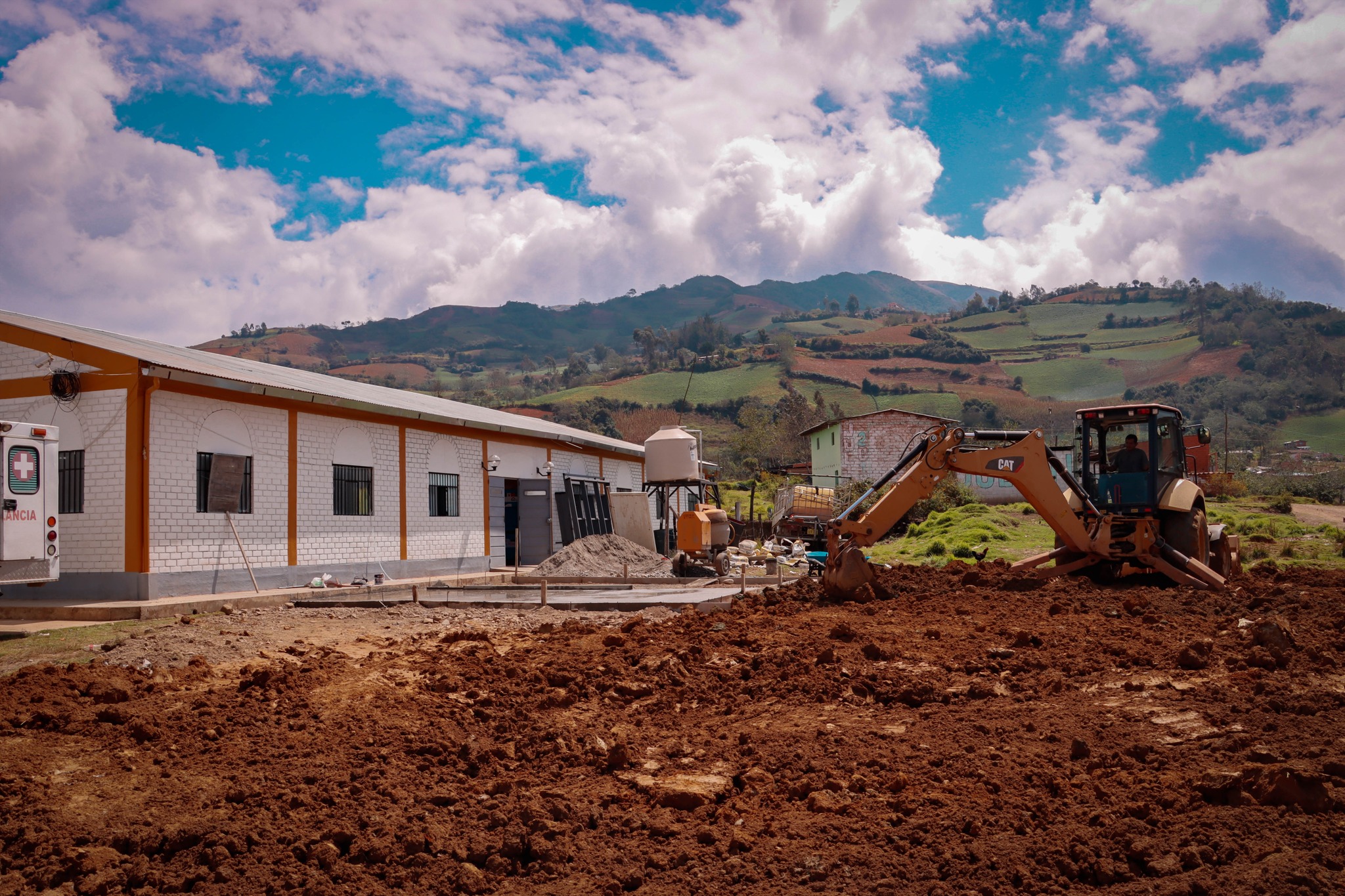 La salud es un derecho que le asiste a cada ciudadano, por ello, ante la solicitud de la Micorred de Salud Pillao, realizamos la construcción de una losa para la instalación de módulos de atención en el Centro de Salud de San Pablo de Pillao.
Además, a través del programa Lurawi Perú, la Municipalidad Distrital de San Pablo de Pillao ejecutará, en los próximos días, la actividad “Limpieza, mantenimiento y acondicionamiento del Centro de Salud de Pillao”.