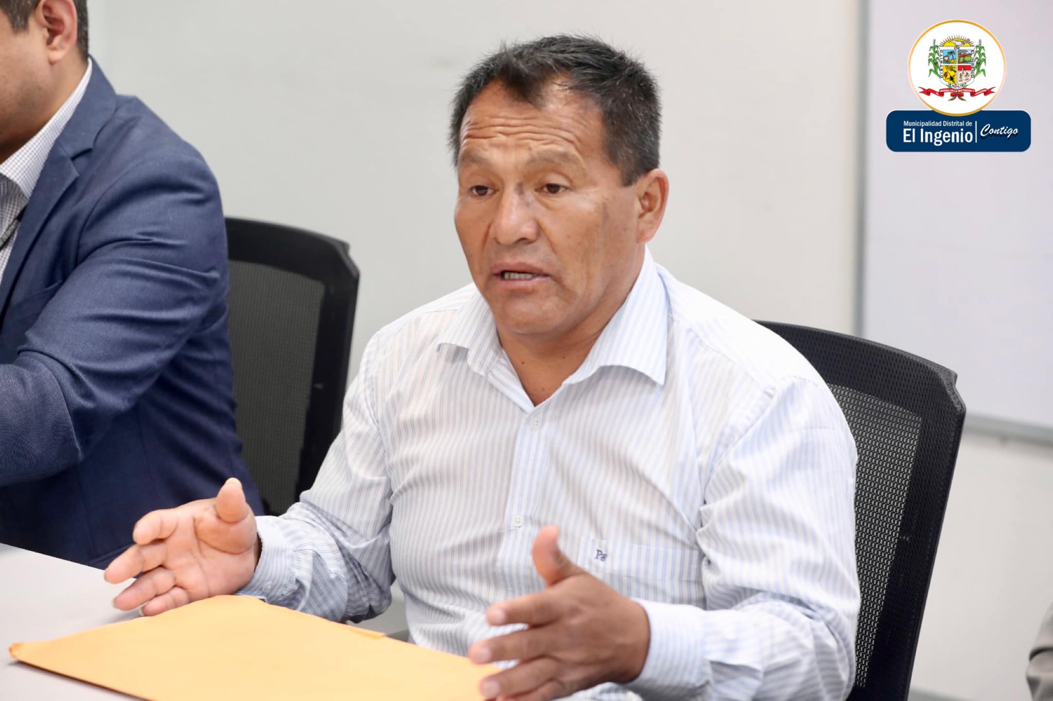 Alcalde dialogando del tema