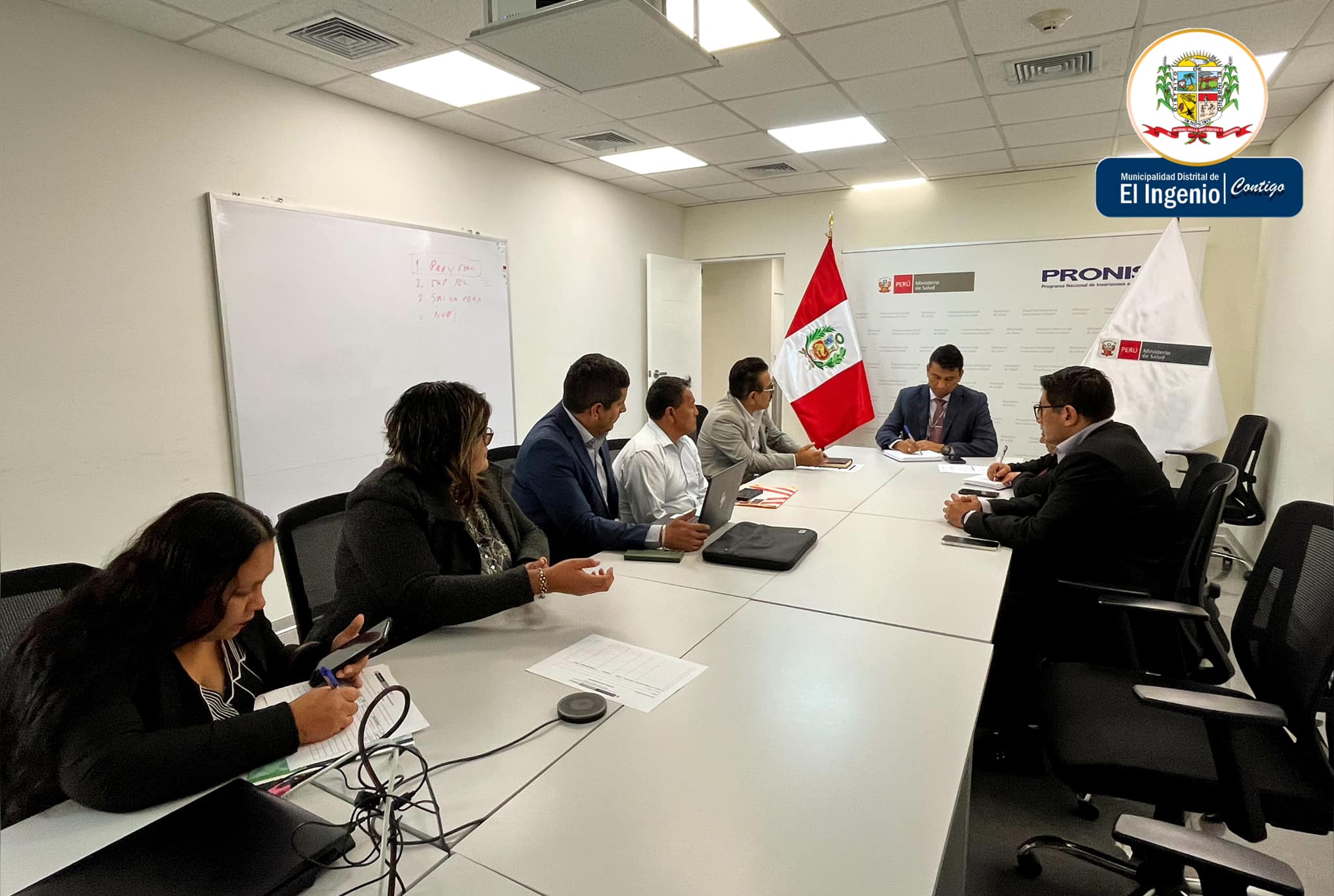 Dialogo en la mesa en la reunión