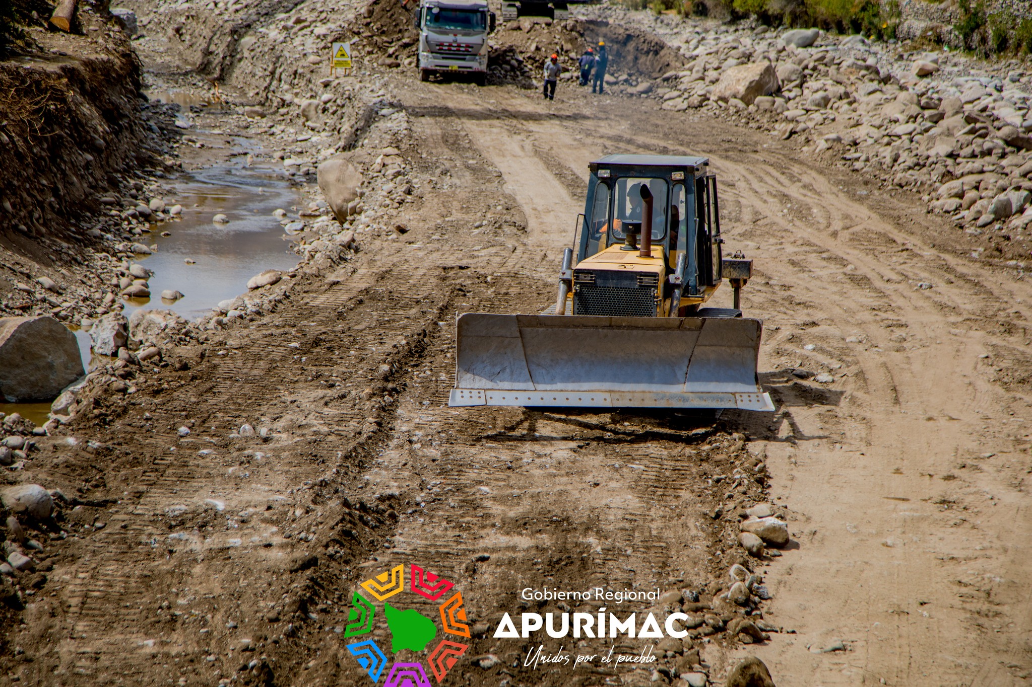 Gobernador Percy Godoy supervisó avance de trabajos de construcción de defensa ribereña en río Chalhuanca