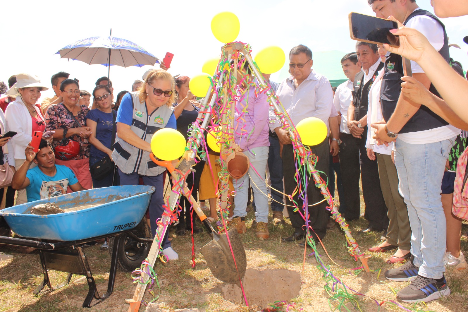 Imagen de Gerente General del PEMD colocando la primera piedra de la Obra "Construcción del Hospital San Martin de Porres de Iberia"