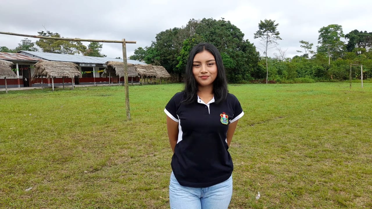 Margoth Yagkitai trabaja enseñando en un colegio intercultural de su comunidad indígena en la que nació