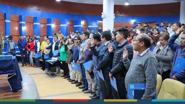 El alcalde provincial de Cajamarca, Joaquin Ramírez Gamarra, en su condición de presidente del carnaval 2024 juramentó a todos los comités de carnaval de los 24 sectores de la ciudad de Cajamarca. 
👉El objetivo es tener un carnaval ordenado, y debidamente organizado, donde la participación sea activa y masiva por parte de los barrios, centros poblados y caseríos, teniendo en cuenta que esto permitirá brindar un mejor espectáculo a cajamarquinos y turistas. 
✅La primera autoridad edil agradeció el compromiso de cada presidente de comité de carnaval 2024 de los 24 sectores de la ciudad y enfatizó que la fiesta más alegre del Perú se encuentra en sus manos. "Tienen todo mi apoyo, la fiesta más alegre del Perú está en las manos de cada uno de ustedes. Como Municipalidad Provincial queremos seguir mejorando y ordenando una fiesta que la última vez reunió a más de 80 mil turistas" 
🤝Finalmente agregó que viene coordinando con diferentes instituciones y el Gobierno Central para recibir el apoyo en la difusión de nuestra fiesta más tradicional, generando reactivación económica con turismo, comercio y demás sectores involucrados.