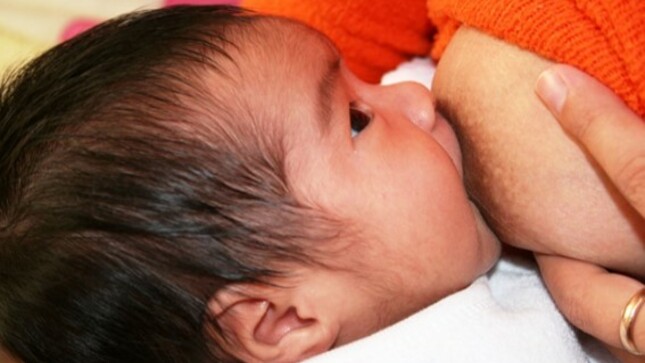 bebe amantando 1