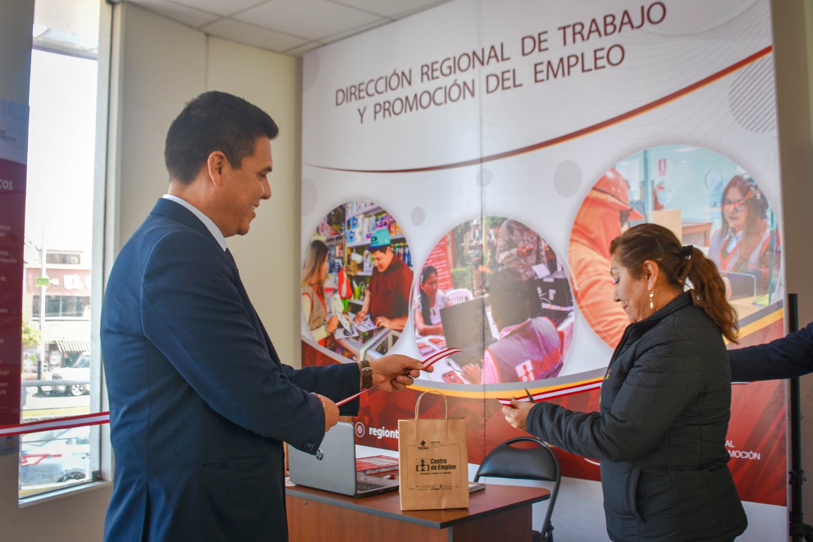Firman acta de compromiso de acceso a servicios laborales gratuitos