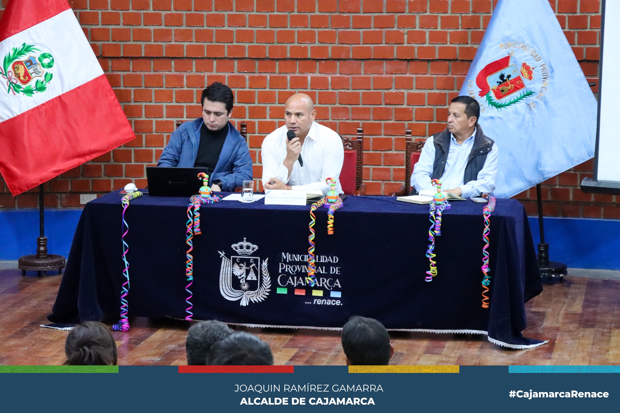 Alcalde provincial, Joaquin Ramírez Gamarra, sostuvo su reunión mensual con los presidentes vecinales de los 24 sectores de Cajamarca.
✅Como es de conocimiento, la primera autoridad edil mantiene una reunión mensual con los presidentes vecinales para solucionar los problemas de toda la ciudad de manera articulada e inmediata.
🤝En esta oportunidad se conocieron temas sobre nuevas estrategias en seguridad ciudadana, mantenimiento de vías, intervención de paraderos informales y mantenimiento de parques.