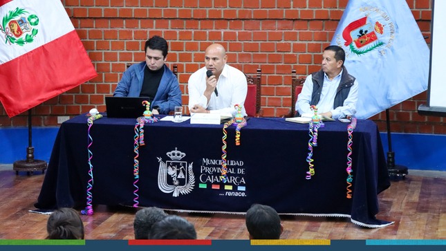 Alcalde provincial, Joaquin Ramírez Gamarra, sostuvo su reunión mensual con los presidentes vecinales de los 24 sectores de Cajamarca.
✅Como es de conocimiento, la primera autoridad edil mantiene una reunión mensual con los presidentes vecinales para solucionar los problemas de toda la ciudad de manera articulada e inmediata. 
🤝En esta oportunidad se conocieron temas sobre nuevas estrategias en seguridad ciudadana, mantenimiento de vías, intervención de paraderos informales y mantenimiento de parques. 