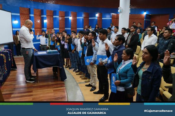 El alcalde provincial de Cajamarca, Joaquin Ramírez Gamarra, en su condición de presidente del carnaval 2024 juramentó a todos los comités de los 18 centros poblados de Cajamarca.
👉En su alocución, la primera autoridad edil recalcó la importancia de tener una comunicación y buena organización con nuestros centros poblados, que siempre tienen una participación activa, rescatando nuestras costumbres y tradiciones.
🤝Finalmente reiteró su compromiso por trabajar e impulsar la fiesta más alegre del Perú. Desde la comuna local, esperamos que todas las autoridades elegidas puedan realizar una gran labor en favor de nuestra fiesta más tradicional.