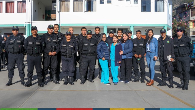 Con el objetivo de mantener una salud balanceada entre el estado físico y alimenticio, la gerencia de Seguridad Ciudadana continúa realizando talleres de alimentación saludable a todos los efectivos del serenazgo.
👉Tras una alianza estratégica interinstitucional, personal de ESSALUD llegó hasta nuestras instalaciones para brindar el taller denominado "Mi Salud , Mi Vida" esto con el objetivo de brindarle mejores condiciones física y sensibilizar al personal sobre la importancia de una alimentación saludable.
✅El personal de ESSALUD brindó información acerca de la calidad y el valor nutricional de los alimentos para mantener buenos hábitos de vida saludables con la finalidad de prevenir enfermedades como diabetes o hipertensión y otras que puedan afectar la salud de todo el cuerpo de serenazgo que permanentemente ayuda a la población cajamarquina.