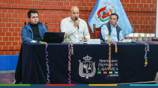 Alcalde provincial, Joaquin Ramírez Gamarra, sostuvo su reunión mensual con los alcaldes de los 18 centros poblados de Cajamarca, esto con el fin de seguir monitoreando el avance de obras y las necesidades urgentes que necesitan la población.
✅Como es de conocimiento, la primera autoridad edil mantiene una reunión mensual con los alcaldes de los 18 centros poblados para solucionar los problemas de toda la ciudad de manera articulada e inmediata. 
