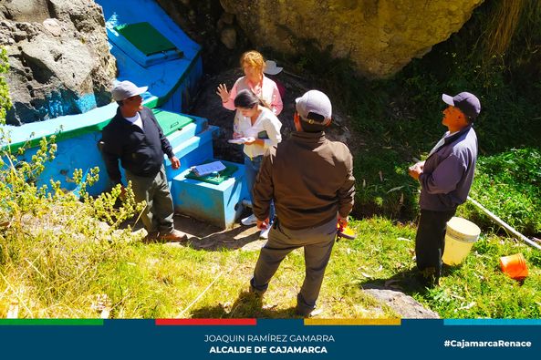 La subgerencia de Saneamiento Básico de la Municipalidad Provincial de Cajamarca, viene realizando el seguimiento a toda la infraestructura de agua potable de los comités de apoyo de saneamiento en la zona rural del distrito de Cajamarca.
🤝En un trabajo articulado con Asociación Los Andes de Cajamarca (ALAC) realizaron el diagnóstico del estado situacional de la infraestructura del sistema de agua potable de "El Calvario" San Juan Pampa, evidenciando la necesidad de mejora del SAP, donde ALAC aportará con insumos para alargar su vida útil, priorizando la asistencia técnica del Área Técnica Municipal (ATM-Saneamiento) respecto a operación y mantenimiento, así también como, a la adecuada cloración del agua para evitar enfermedades que pongan en riesgo la salud de sus beneficiarios y contribuyan al objetivo de sostenibilidad y la prestación del servicio en calidad. 