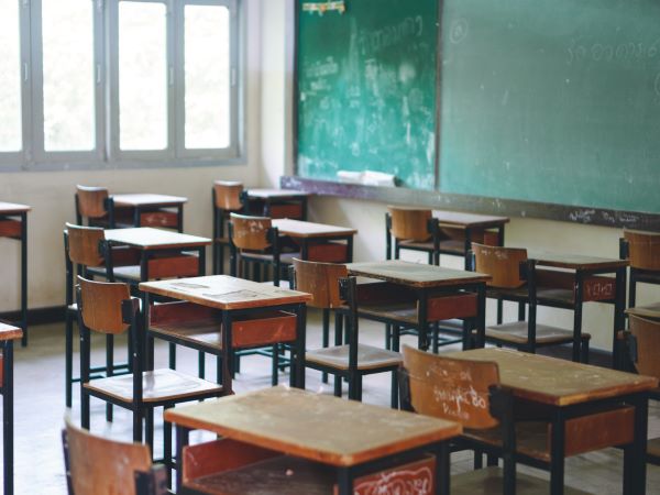 Además, por no renovar el servicio educativo al menor agraviado.