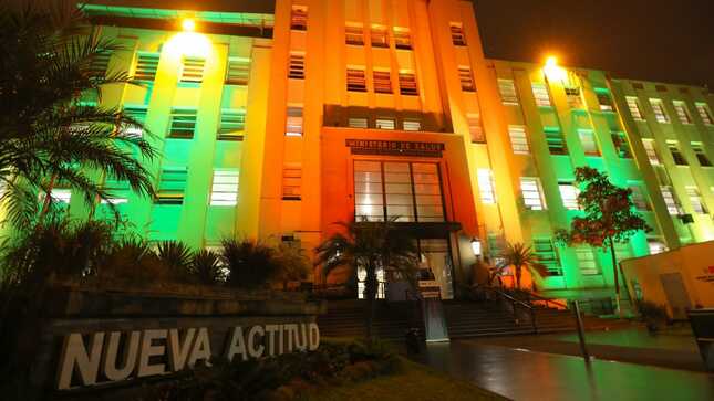 Minsa ilumina el frontis de su sede central en conmemoración al Día Internacional de los Pueblos Indígenas