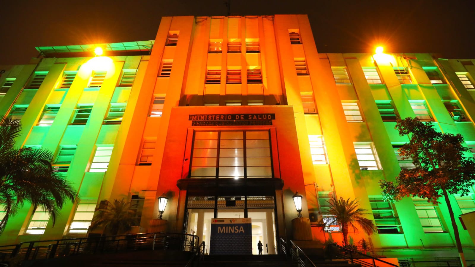 Minsa ilumina el frontis de su sede central en conmemoración al Día Internacional de los Pueblos Indígenas