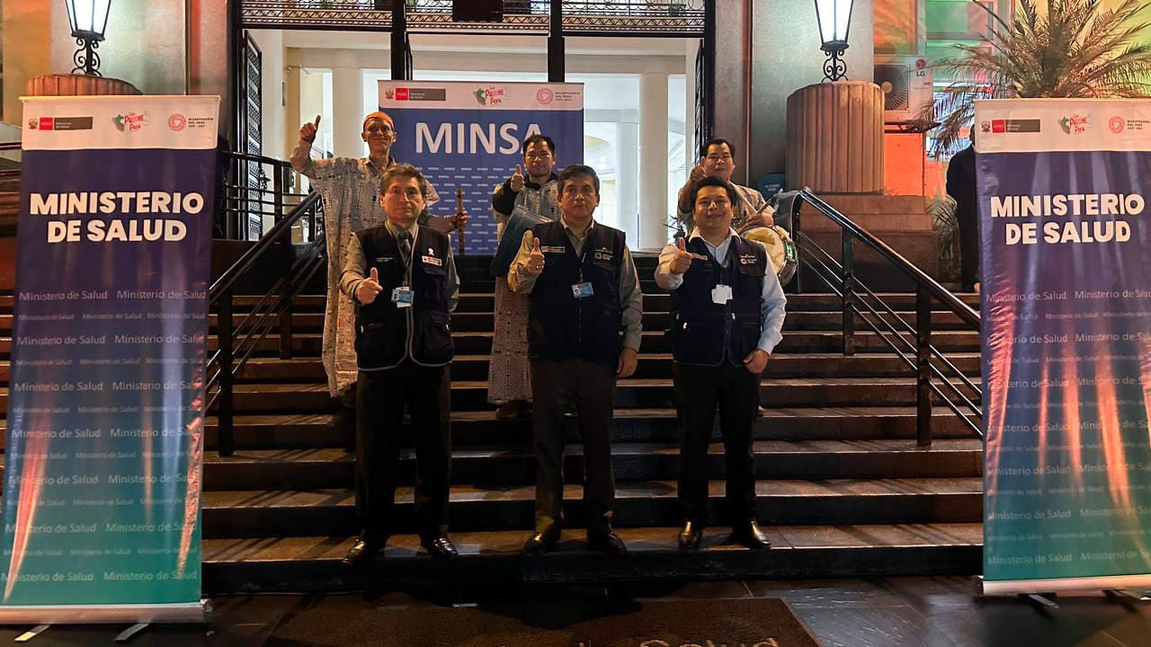 Minsa ilumina el frontis de su sede central en conmemoración al Día Internacional de los Pueblos Indígenas