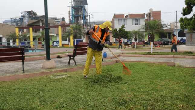 Acondicionan áreas verdes de plazas y parques