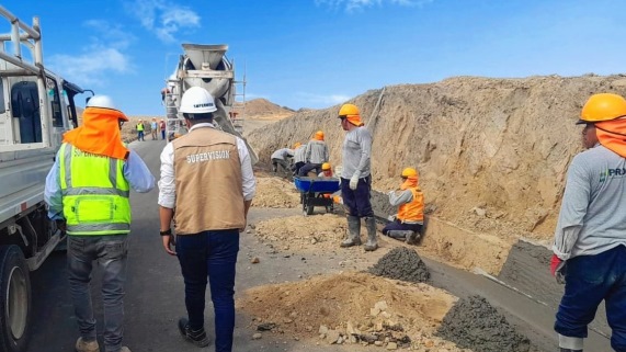 Carretera La Islilla se construye con asfalto para garantizar su resistencia ante las lluvias