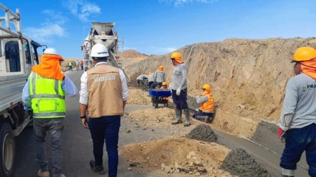 Carretera La Islilla se construye con asfalto para garantizar su resistencia ante las lluvias