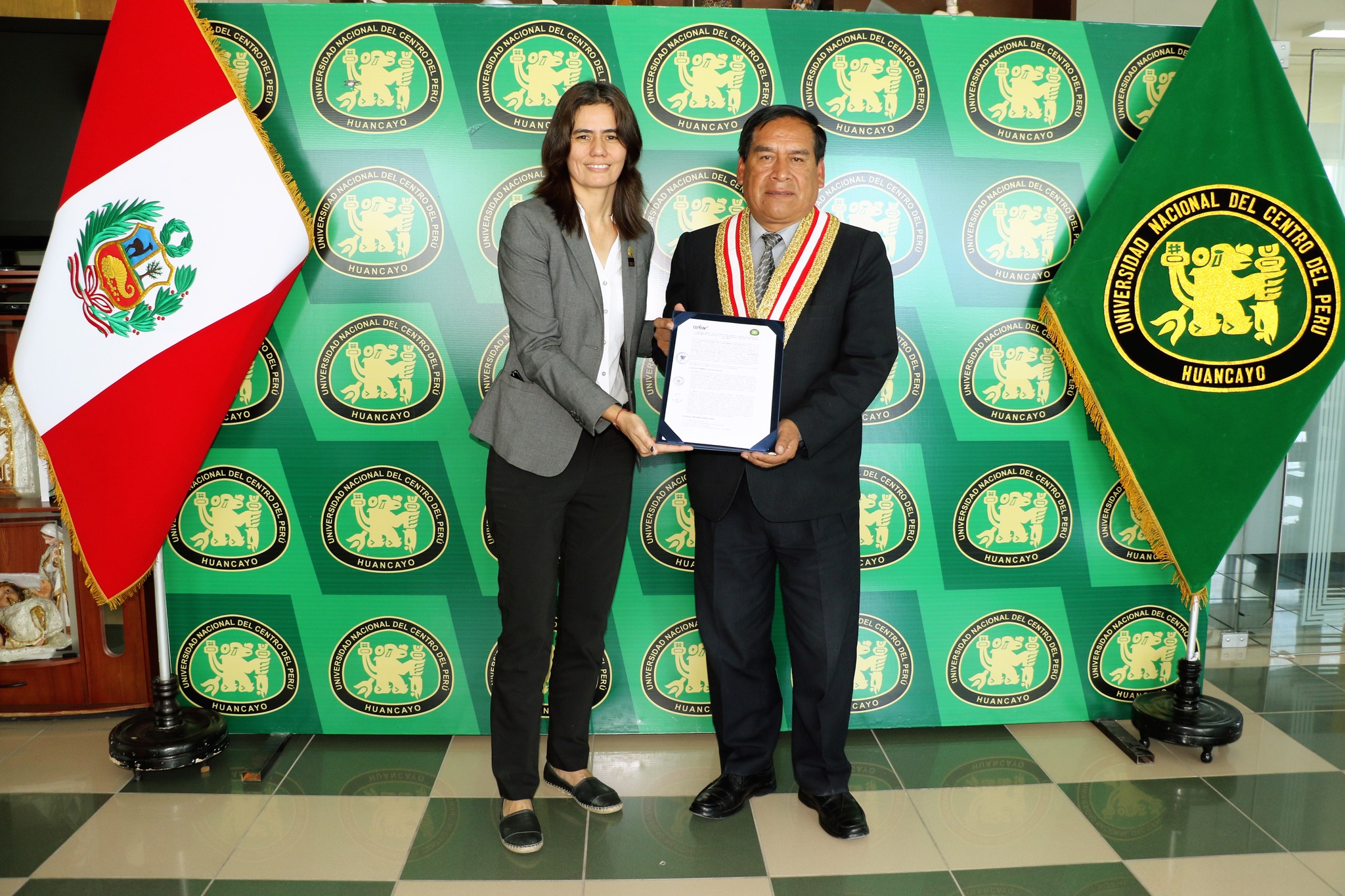 Directora de Coordinación y Planemaiento Estrategico del Ceplan, Daisy Heidinger y rector de la UNCP, Amador Vilcatoma